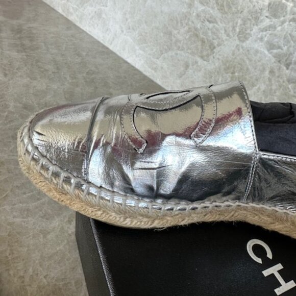 Chanel Metallic Silver Laminated Leather CC Logo Espadrille Flats Size 38 - Picture 3 of 8